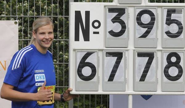 Mai 2010: Nadine Müller mit der Tafel, die ihre Weltjahresbestleistung zeigt: 67,78 Meter.