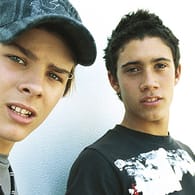 Zwei Jungs im Pubertätsalter.