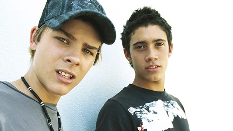 Zwei Jungs im Pubertätsalter.