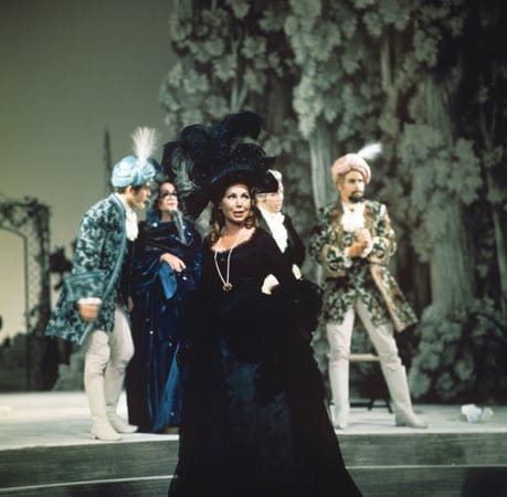 Anneliese Rothenberger 1970 als Fiordiligi (vorn) in einer Szene der Oper Cosi Fan Tutte von Wolfgang Amadeus Mozart.