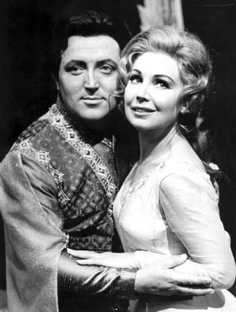 Der Tenor Fritz Wunderlich als Pamino und die Sopranistin Anneliese Rothenberger als Pamina während einer Szene der Oper "Die Zauberflöte" von Wolfgang Amadeus Mozart 1966 im Cuvillies Theater in München.