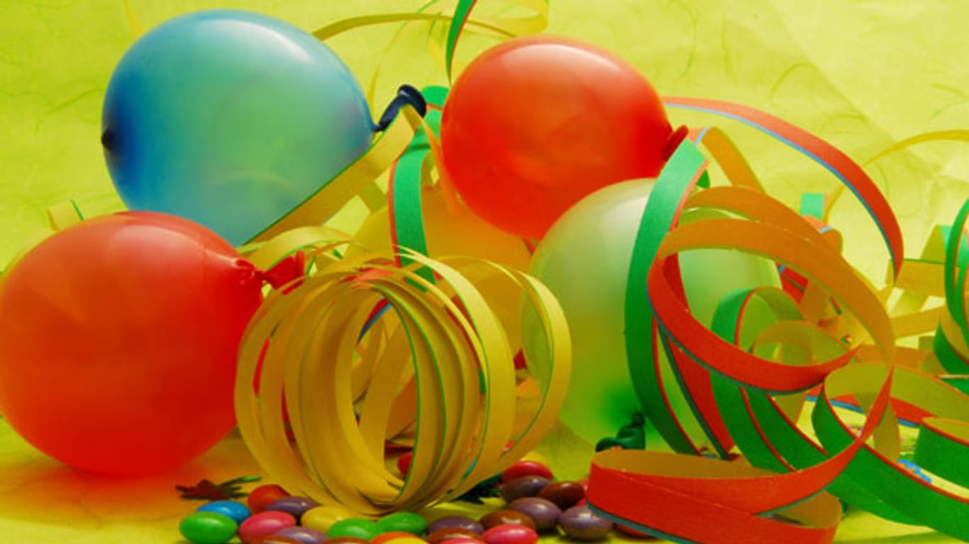 Jede Menge Luftballons, Süßigkeiten und Luftschlangen dürfen beim Kindergeburtstag nicht fehlen.