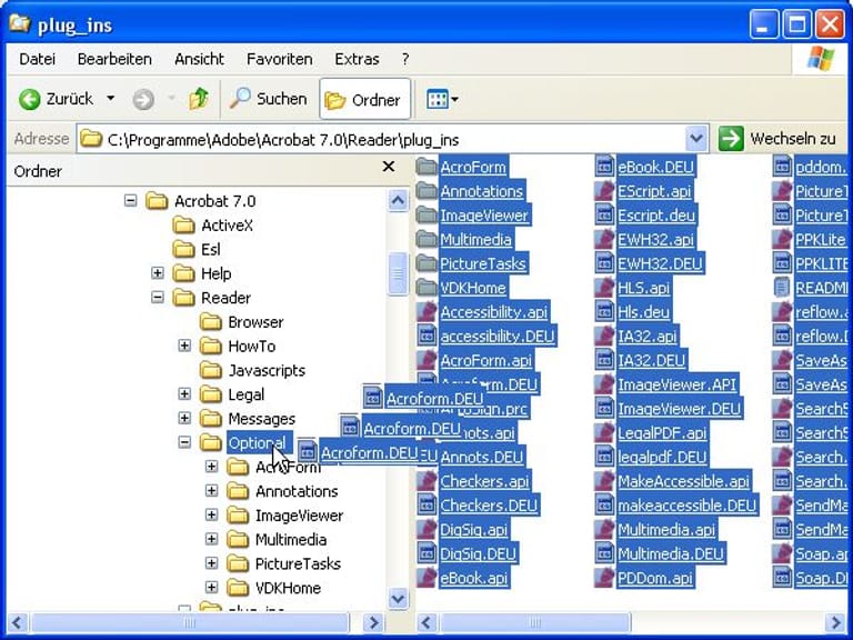 Anschließend verschieben Sie alle markierten Plug-Ins in den Ordner C:\Programme\Adobe\Reader 9.0\Reader\Optional. Hierzu klicken Sie auf eine der markierten Dateien und – ganz wichtig – halten die Maustaste gedrückt. Jetzt ziehen Sie die Maus – mit weiterhin gedrückter Maustaste – auf den Ordner Optional. Erst hier lassen Sie die Maustaste los. Windows verschiebt daraufhin die Plug-Ins.