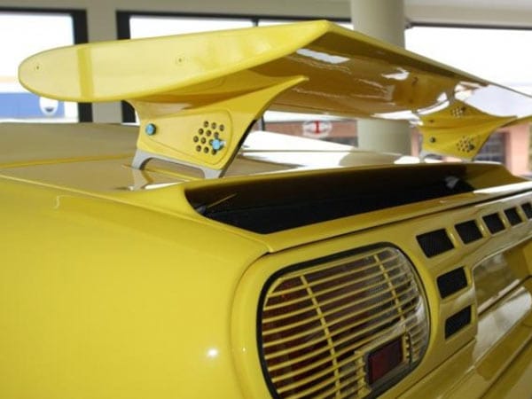 Der Heckspoiler fährt bei hohem Tempo automatisch aus - der Bugatti ist über 350 km/h schnell.