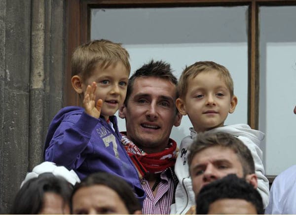 Miroslav Klose mit seinen Söhnen Luan und Noah.
