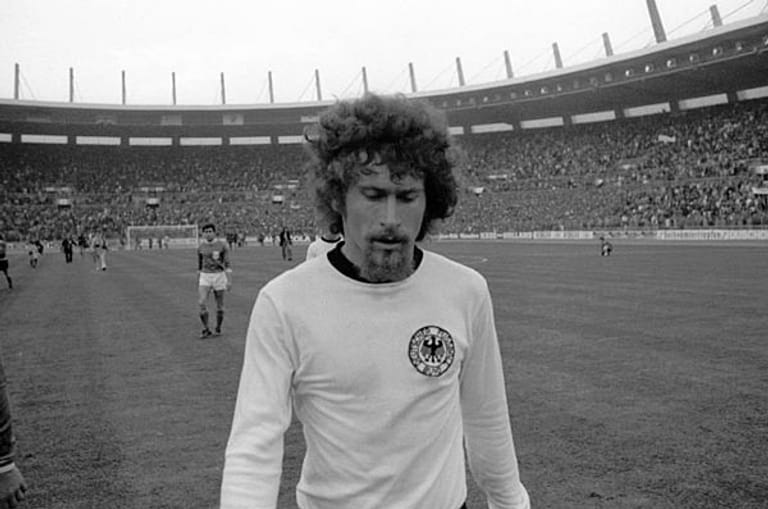 Weil Paul Breitner (hier eine Aufnahme vom 11. Oktober 1975 vom EM-Qualifikationsspiel gegen die Griechen) 1978 für Real Madrid spielt, bemüht sich der DFB im Vorfeld der WM nicht um ein Comeback des Verteidigers.