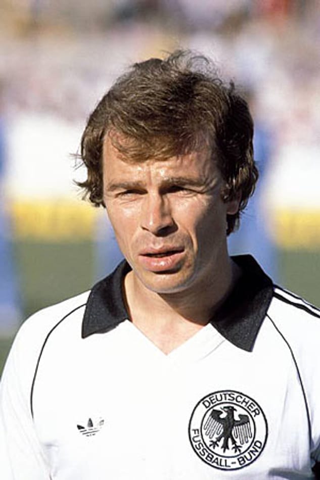 Als es 1982 zur WM nach Spanien geht, ist der Kapitän des Europameisters nicht mehr gut genug: Zum Abstieg mit seinem MSV Duisburg gesellt sich damals für den 34-jährigen Bernard Dietz das Ende seiner DFB-Karriere.