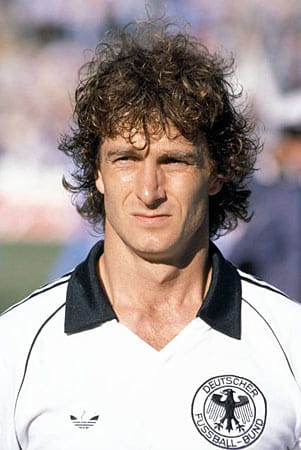 Rainer Bonhof, 1974 Weltmeister, ist anno 1982 zwar erst 30 Jahre alt, aber bereits reichlich verletzungsanfällig. Seine dritte WM nach 1974 und 1978 bleibt dem damaligen Kölner versagt.