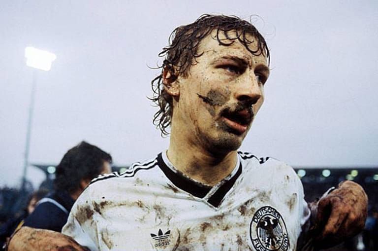 Der Stuttgarter Guido Buchwald verdreckt sich so richtig fürs Vaterland am 5. Februar 1986 in Avellino. Der damals 25-Jährige hilft mit, Italien mit 2:1 zu schlagen. Nach Mexiko zur WM darf er trotzdem nicht mit. Es fließen Tränen.