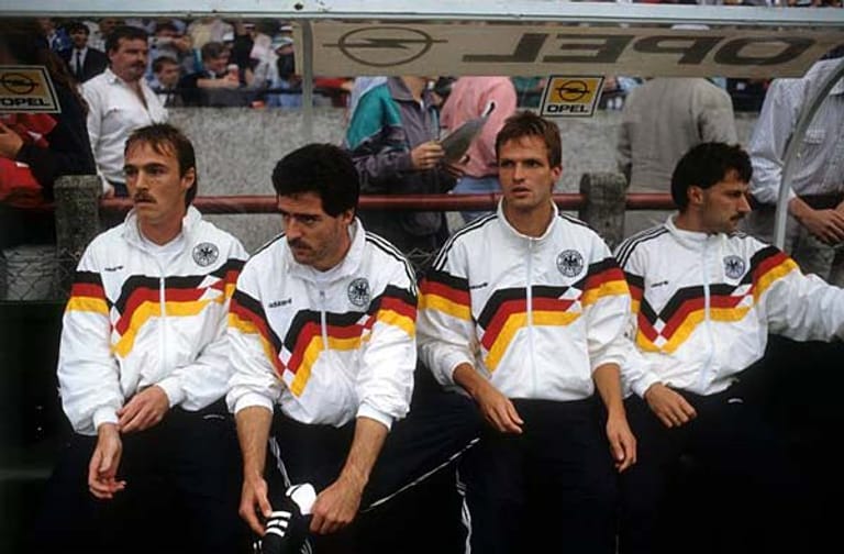 6. September 1989, die deutsche Bank bei der Partie in Dublin gegen Irland: Uwe Leifeld, Uwe Bein, Holger Fach und Günter Hermann. Leifeld und Fach fehlen neun Monate später bei der WM in Italien.