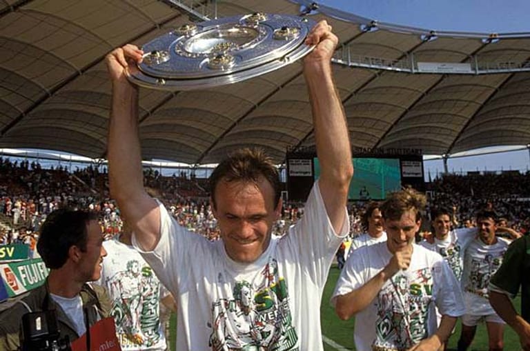 Meister wird Bernd Hobsch (Mitte, mit Meisterschale) mit Werder Bremen 1993. Als im Jahr darauf die WM in den USA ansteht, ist der frühere DDR-Stürmer jedoch außen vor.