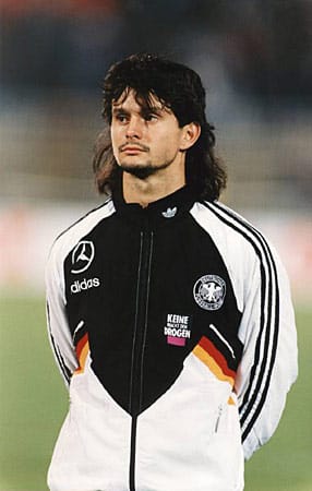 Verteidiger Dirk Schuster lauscht der Nationalhymne. Der ehemalige DDR-Kicker darf dies jedoch nicht während der WM 1994 in den USA.