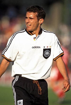 Bayerns unwiderstehlicher Dribbler Mehmet Scholl wird zwar 1996 in England in diesem Trikot Europameister. Eine WM-Teilnahme jedoch bleibt dem heutigen ARD-Experten verwehrt. 2002 verzichtet er selbst.