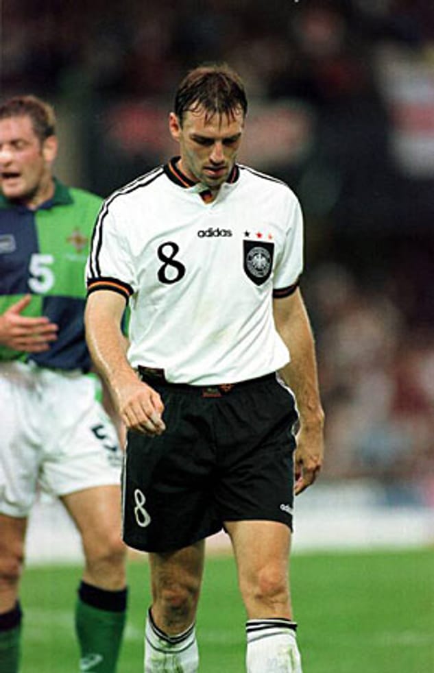 Der Karlsruher Jens Nowotny marschiert gesenkten Hauptes vom Feld: Am 20. August 1997 ist der Abwehrmann am 3:1-Sieg in Nordirland beteiligt. Es geht um die WM-Qualifikation. Als die aber gelungen ist, fehlt Nowotny 1998 in Frankreich. 2002 ist er verletzt. Erst 2006 wird er überraschend noch Teil des Sommermärchens.