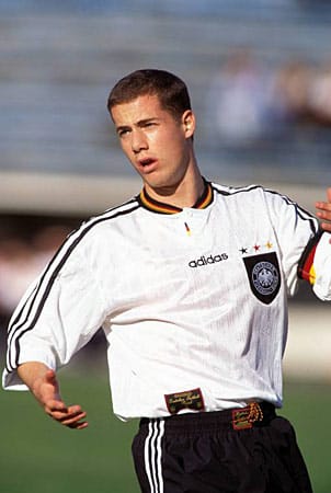 Lars Ricken ist für 1998 eigentlich gesetzt im WM-Kader von Berti Vogts für die Endrunde in Frankreich. Der Bundestrainer hat dem Dortmunder dessen Teilnahme in die Hand versprochen. Doch die Leistungen des damals 21-Jährigen rasen in den Keller. Vogts tritt von seinem Versprechen zurück.