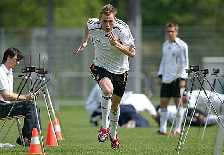 Leistungstest ja, WM nein: 2006 schuftet der damalige Kölner Lukas Sinkiewicz umsonst. Rechts wartet der heutige Kapitän Philipp Lahm auf das Startsignal.