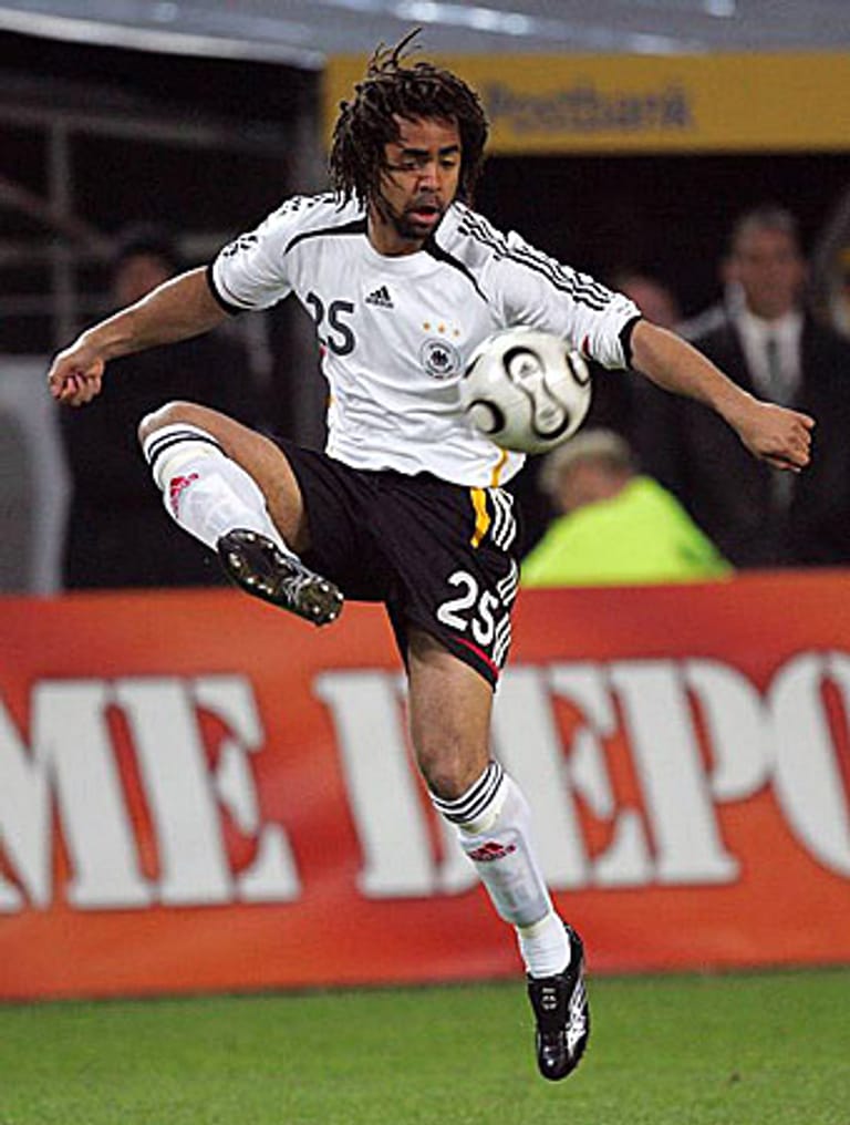 Den Bremer Patrick Owomoyela, der heute in Dortmund kickt, erwischt es kurz vor der WM 2006 im eigenen Land.