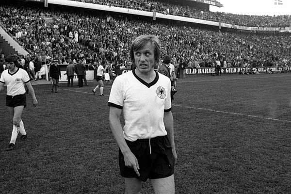 Wolfgang Weber (li.) und Siegfried Held lädt Bundestrainer Helmut Schön kurz vor der WM 1974 im eigenen Land aus.