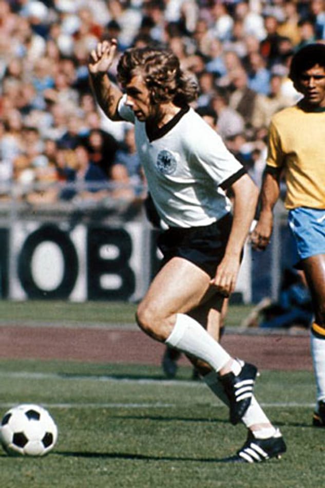 Gegen Brasilien darf der Schalker Erwin Kremers ein Jahr vor Beginn der WM am 16. Juni 1973 noch mittun. Nicht mehr aber, als es darum geht, Weltmeister zu werden. Helmut Schön zieht Kremers Düsseldorfs Flügelstürmer Dieter Herzog vor.