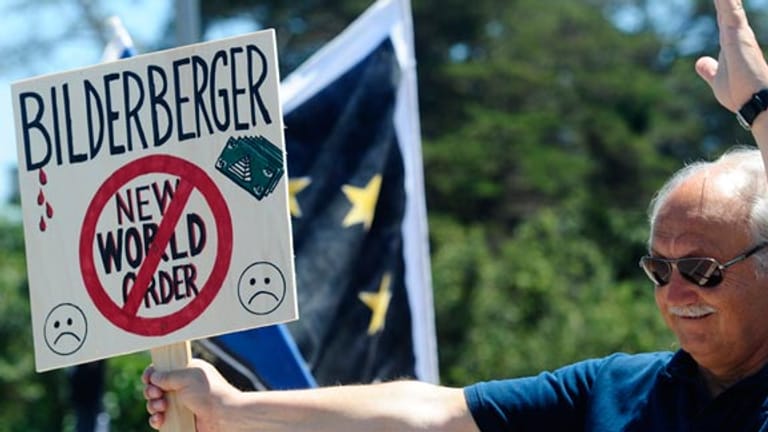 Die geheimnisumwobene Bilderberg-Gruppe trifft sich in Spanien: Zahlreiche Globalisierungsgegner protestieren gegen das Treffen.