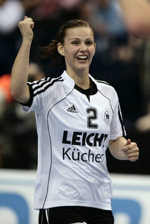 Ulrike Stange ist die Freundin von Per Mertesacker. Auch sie hat beruflich mit Bällen zu tun, denn sie ist Handballerin.