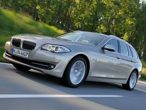 Ab September 2010 steht der 5er BMW Touring beim Händler. Das günstigste Modell ist der Einstiegsdiesel mit 184 PS für 42.600 Euro.