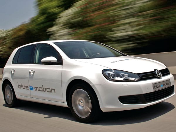 Vorhang auf für den VW Golf Blue-e-motion. Der Elektro-Golf soll 2013 auf den Markt kommen.