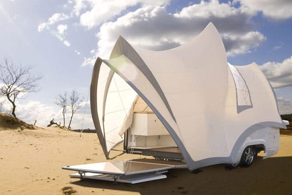 Ob am Strand oder auf dem Campingplatz - der Opera Caravan sorgt aufgrund seiner auffälligen Form überall für Gesprächsstoff.