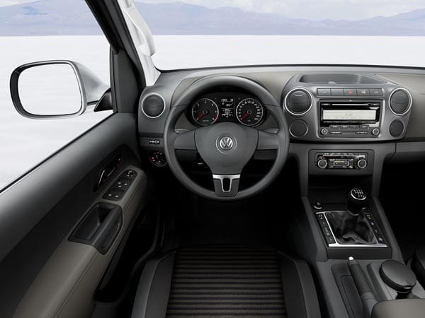 Das Cockpit des Pick-up erinnert in weiten Teilen an Tiguan und Golf Plus.