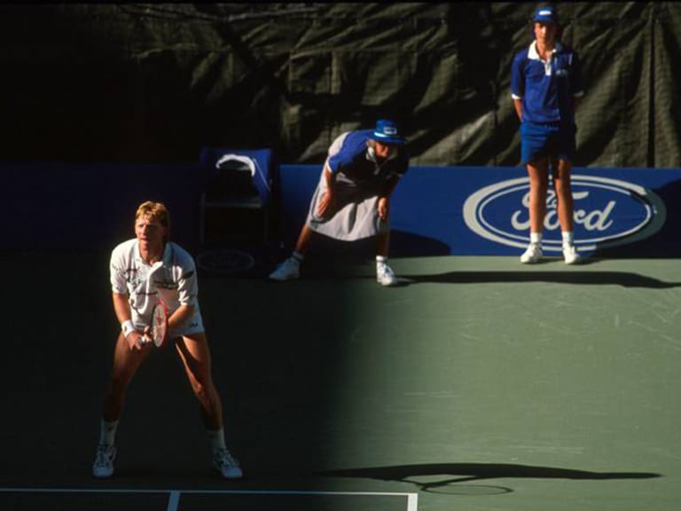 18. Januar 1991 - Die Lichtgestalt des deutschen Tennis am Rand des Abgrunds - gegen den Italiener Omar Camporanese steht Becker in 5 Stunden und 11 Minuten mehrfach vor dem Aus und gewinnt dennoch 7:6, 7:6, 0:6, 4:6 und 14:12.