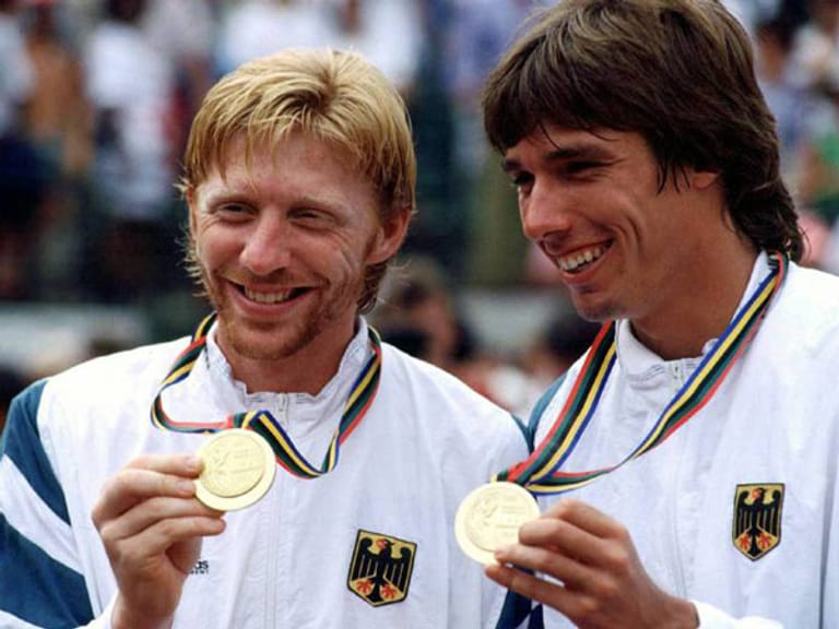 August 1992 - Zusammen mit seinem eigentlichen Rivalen Michael Stich gewinnt Becker in Barcelona Olympia-Gold. Nachdem beide im Vorjahr noch im Wimbledon-Finale gestanden haben, schlagen sie im Doppel-Finale die südafrikanische Combo Wayne Ferreira und Piet Norval in vier Sätzen.