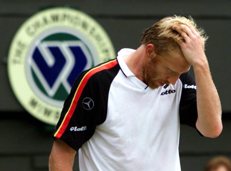 30. Juni 1999: Aus und vorbei. Boris Becker verliert im Achtelfinale von Wimbledon gegen den Australier Patrick Rafter und nimmt Abschied. Er verlässt ein letztes Mal sein Wohnzimmer bei den All England Championchips und beendet seine Karriere als Spieler.