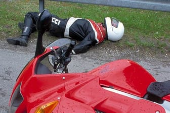 Dem Motorradfahrer sollte bei einem Unfall vorsichtig der Helm abgenommen werden