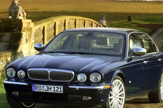 Daimler Super Eight: Der noble Brite auf Jaguar-Basis kostet statt 117.500 Euro nach drei Jahren noch 37.967 Euro - das entspricht einem Restwert von 32,31 Prozent.