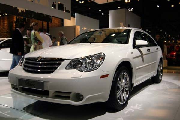 Diese große Limousine aus den USA kostet nach drei Jahren nicht mal 9000 Euro: Der Chrysler Sebring 2.7 Limited kostet neu 29.135 Euro.