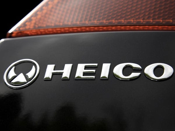Am Emblem kann man den V70 T6 AWD "R-Design by Heico Sportiv" erkennen.