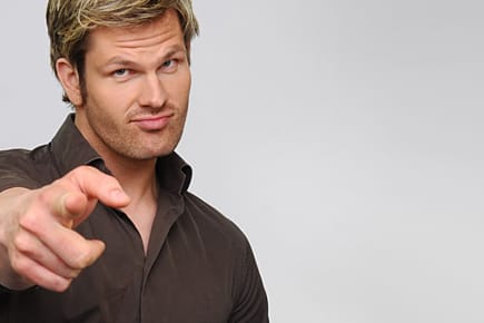 René muss den Container wegen beleidigender Aussagen sofort verlassen.