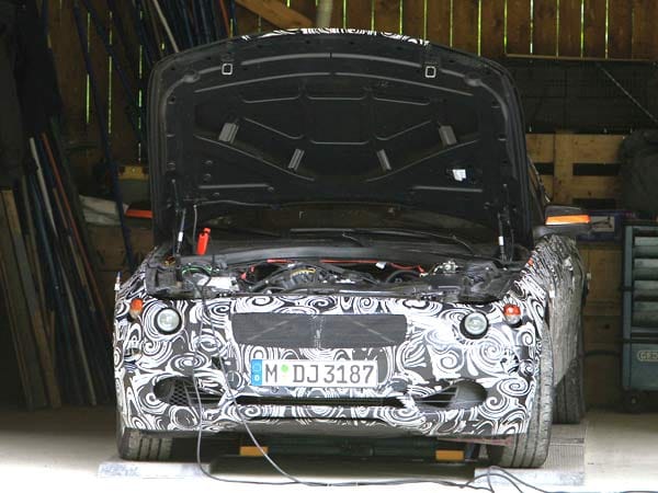 Einen unfreiwilligen Blick unter die Motorhaube gewähren die Tester.