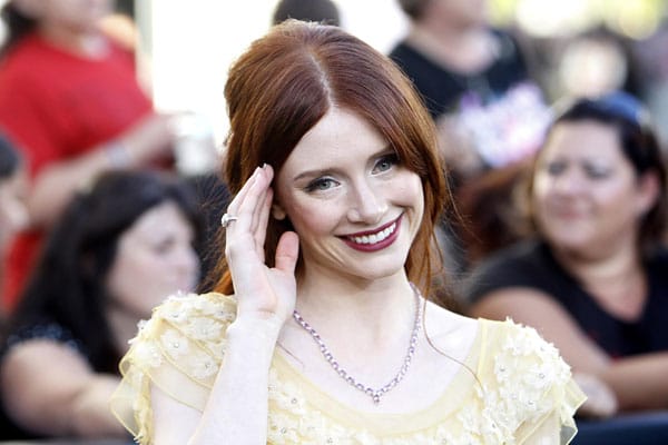 Bryce Dallas Howard spielt Victoria, die als Vampirin Victoria in ""Eclipse - Bis(s) zum Abendrot" Bella Swan töten will. Howard ersetzte in dem dritten Teil Rachelle Lefèvre, die zuvor die Rolle der Victoria gespielt hatte.