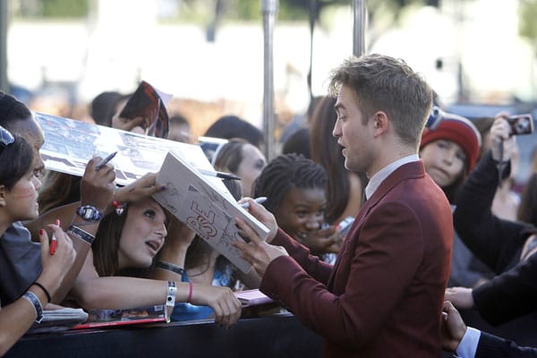 Robert Pattinson gab fleißig Autogramme.