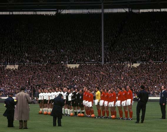 Der 30.07.1966, Wembley-Stadion in London, WM-Finale, Deutschland gegen England - Das erste Aufeinandertreffen der beiden Nationalteams läutet gleichzeitig den Beginn einer großen Rivalität ein. Zuvor hat Deutschland von 1908 bis 1966 kein einziges Freundschaftsspiel gegen die Engländer für sich entscheiden können.