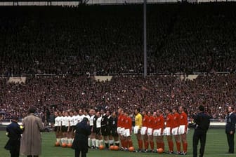 Der 30.07.1966, Wembley-Stadion in London, WM-Finale, Deutschland gegen England - Das erste Aufeinandertreffen der beiden Nationalteams läutet gleichzeitig den Beginn einer großen Rivalität ein. Zuvor hat Deutschland von 1908 bis 1966 kein einziges Freundschaftsspiel gegen die Engländer für sich entscheiden können.