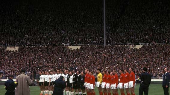 Der 30.07.1966, Wembley-Stadion in London, WM-Finale, Deutschland gegen England - Das erste Aufeinandertreffen der beiden Nationalteams läutet gleichzeitig den Beginn einer großen Rivalität ein. Zuvor hat Deutschland von 1908 bis 1966 kein einziges Freundschaftsspiel gegen die Engländer für sich entscheiden können.