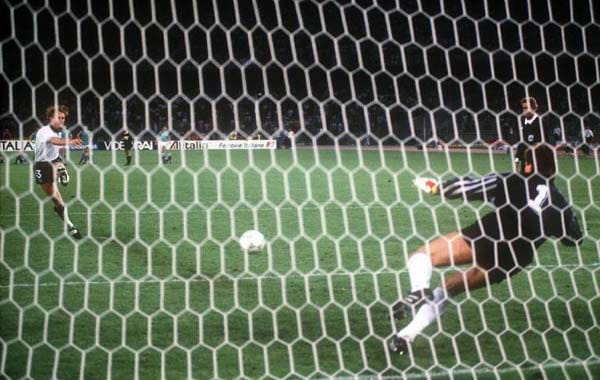 18 Jahre später wird Deutschland 1990 in Italien Weltmeister. Doch vorher besiegt die Elf von Trainer Franz Beckenbauer die Engländer im Elfmeterschießen. Auch dank Stuart Pearce, der im Halbfinale an Nationaltorwart Bodo Illgner scheitert. Zudem verschießt Chris Waddle den entscheidenden Elfer. Die Deutschen treffen hingegen alle.