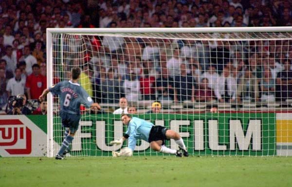 Sechs Jahre später geht das Drama für England weiter. Doch dieses Mal vor heimischem Publikum bei der EM 1996. Im Blickpunkt: Gareth Southgate und sein verhagelter Versuch gegen den sicheren Andreas Köpke.