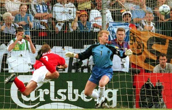 Vier Jahre später heilt der 1:0-Sieg Englands bei der EM-Vorrunde 2000 auch keine Wunden. Hier erzielt Alan Shearer gegen Oliver Kahn das einzige Tor der Partie. Am Ende fliegen England und Deutschland nach der Gruppenphase raus. Frankreich wird Europameister.