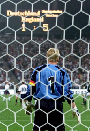 Die Rache folgt ein Jahr später in den Qualifikationsspielen zur WM 2002: England demütigt Deutschland in München. Oliver Kahn muss den Ball fünf Mal aus seinem Tor holen. Ein gewisser Michael Owen trifft dabei dreimal ins deutsche Gehäuse.