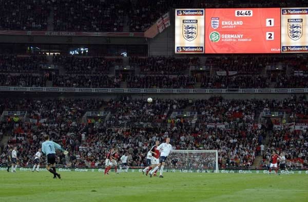 Nach ewiger Bauzeit am neuen Wembley-Stadion will es England 2007 dann zur Eröffnung bei einem Freundschaftsspiel besser machen: Wird nix, Christian Pander schießt Löws Team zum 2:1-Sieg.