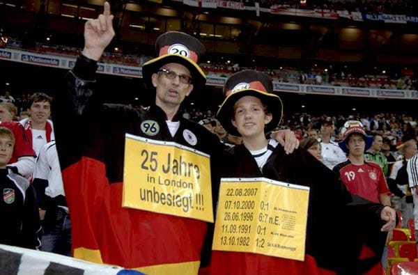 Die Fans haben die Historie im Blick: Englischer Boden ist ein gutes Pflaster für die deutsche Nationalmannschaft.