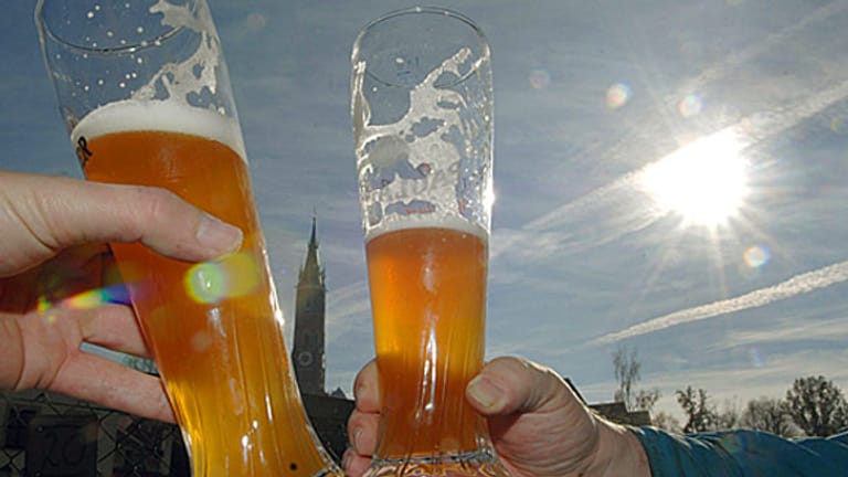 Aufgrund seines hohen Silizium-Anteils stärkt Bier die Knochen.